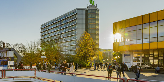 Die Gebäude des Campus Nord im Sonnenschein.